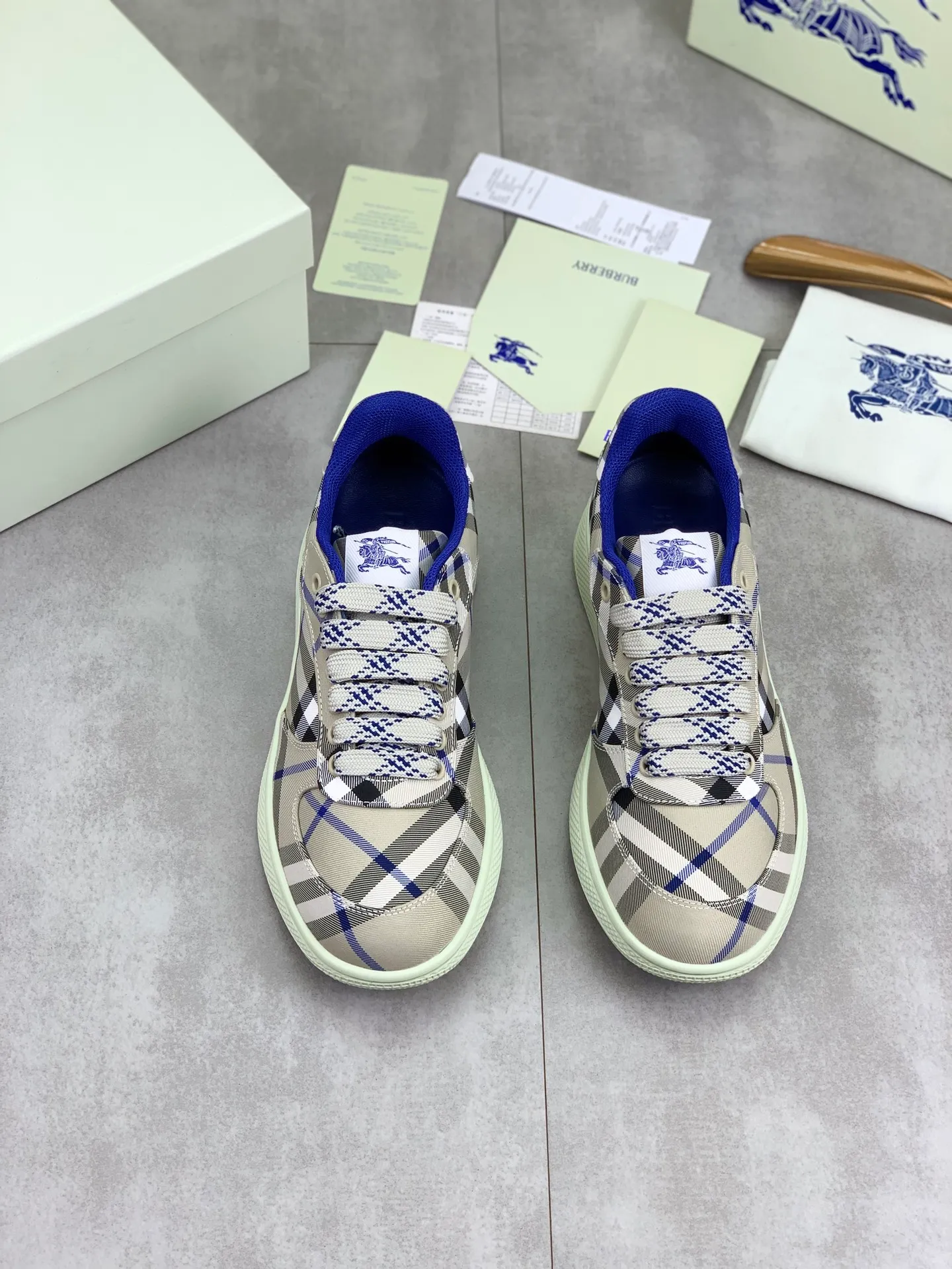 Factory price P580 [BURBERRY] Burberry - High-end quality original order (couples 🧑‍🤝‍🧑 style) - Upper: imported 🔝 original material - Lining: cowhide lining, feet; water-dyed cowhide - Outsole: ultra-light TPR rubber; two-color molded outsole - Ultra-high quality control, fine workmanship: highlighted (high-end, extravagance, grade) -Size: 35-46 (male 38 46 Female 35 40 Customized)·Color: 5️⃣colors available